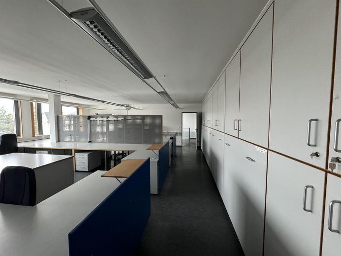 Produktions- und Lagerflächen zu vermieten (Gebäude A) – Büro möbliert