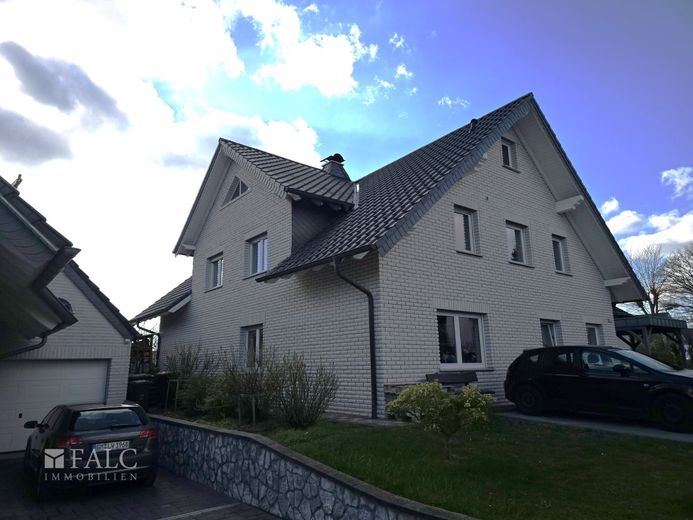 Ein großes Haus im Blumen Viertel in Nümbrecht – Außenansicht