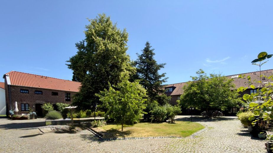 Stilvolles Dachgeschoss-Apartment in historischer Hofanlage von
Köln-Zündorf – Einblicke in die Hofanlage