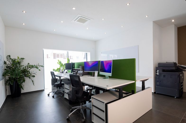 Postazioni di lavoro moderne in ambienti eleganti - Ideali per ufficio, sala trattamenti e molto altro – 4-Desk (höhenverstellbar Desk)