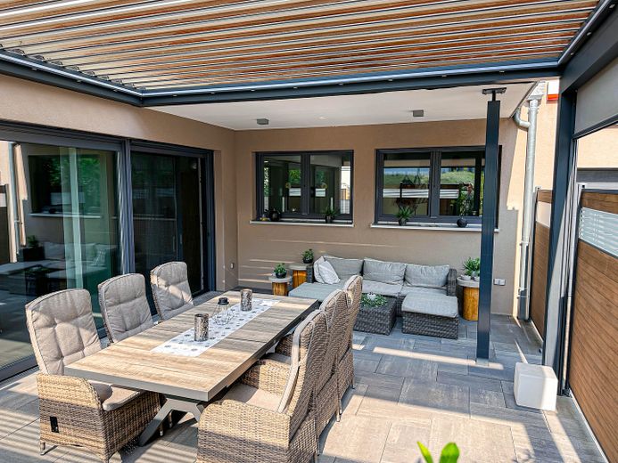 Terrasse mit Lammellendach EG