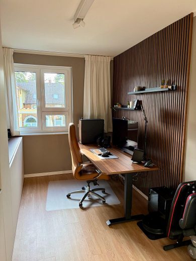 Sin comisión: Moderno apartamento de 4 habitaciones con balcón orientado al oeste y plaza de garaje subterránea con posibilidad de carga – Arbeitszimmer