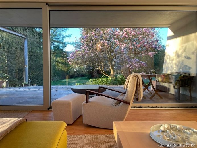Rarität im Fichtelgebirge: Kernsanierter Bauhaus-Bungalow mit 163m² auf 7.500 m² Parkgrundstück – 15_Wohnbereich-Panoramafenster