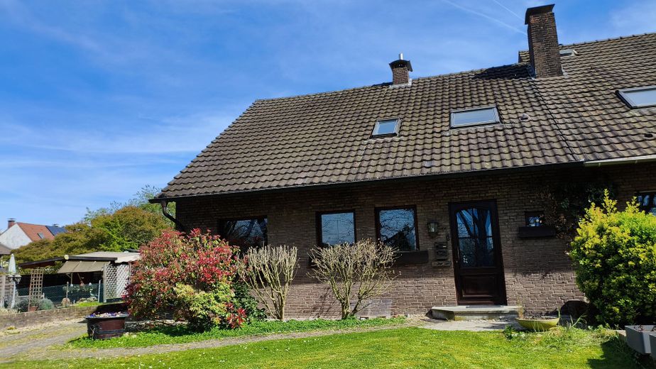 Doppelhaushälfte Einfamilienhaus, ländl. ruhige Lage doch zentral, gesamte Infrastruktur fußläufig – Vorderansicht