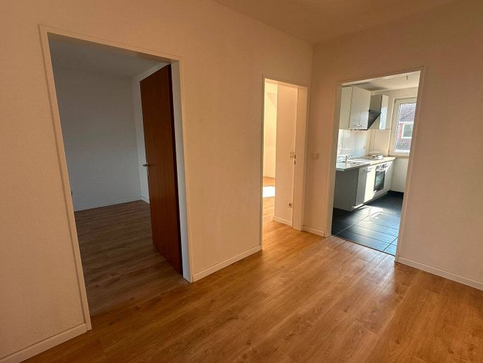 Renovierte 3-Zimmer-Dachgeschosswohnung mit BALKON und EBK – Ansicht II: Flur