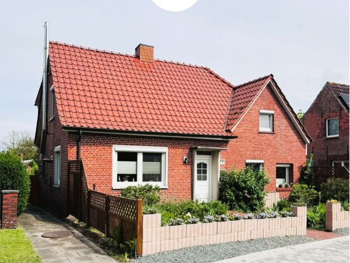 Modernisiertes Wohlfühlhaus mit Garten, Garage, Doppelcarport und Werkstatt in ruhiger Warftenlage – Foto 1