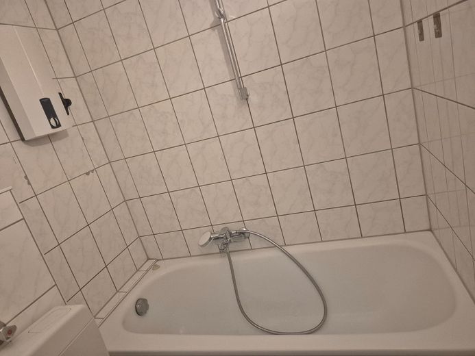 Appena ristrutturato: appartamento di 3,5 locali con spazio per lavorare da casa a Duisburg-Meiderich – Badezimmer mit Badewanne