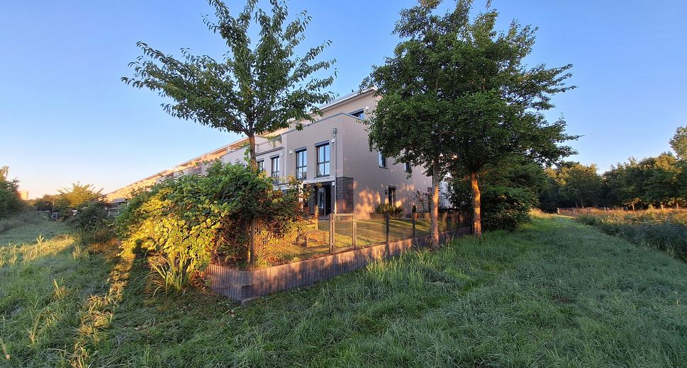 Allee - Ostseite Haus