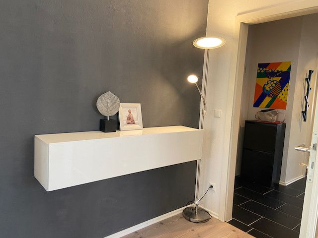 Arredato al top / Completamente arredato: ampio bilocale, luminoso e tranquillo, vicino alla stazione centrale, garage sotterraneo, WLAN – Moderne Einrichtung