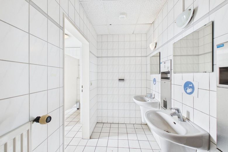 Groß Mackenstedt | Attraktives, geräumiges Gewerbe mit guter Anbindung – S&amp;P | Damen Toiletten