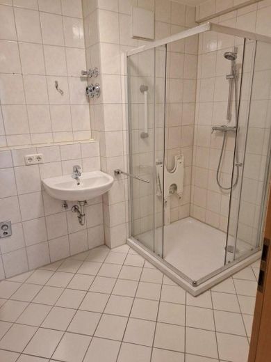 „Your morning coffee with river view – 3 rooms, loggia & unobstructed water location in Leipzig Plagwitz“ – Duschbad