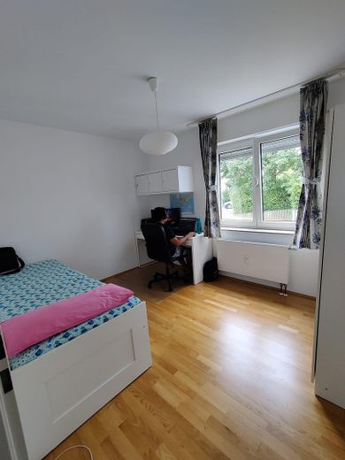 Attraktive 3-Zimmer-Wohnung mit Einbauküche, Garten und PV-Potenzial – Kiderzimmer/Arbeitszimmer