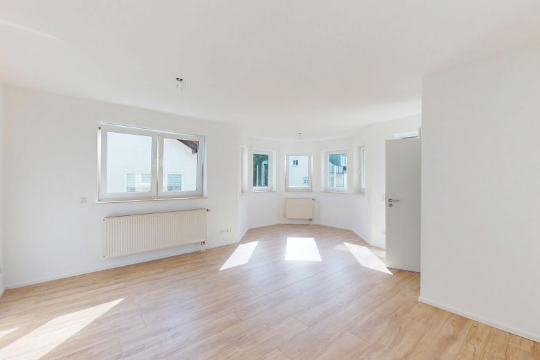 Wohn-/Esszimmer Blick zu Erker