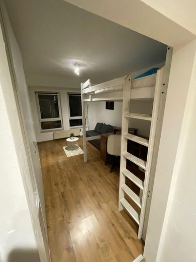 Möblierte 1-Zimmer-Wohnung in Kaiserslautern – 570 € warm all inclusive – Blick ins Wohnzommer