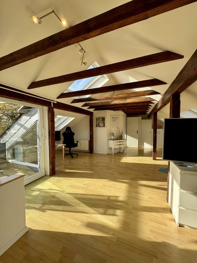 Maisonette de estilo antiguo inundada de luz, con chimenea, aire acondicionado y un ambiente residencial tranquilo – Schlafzimmer