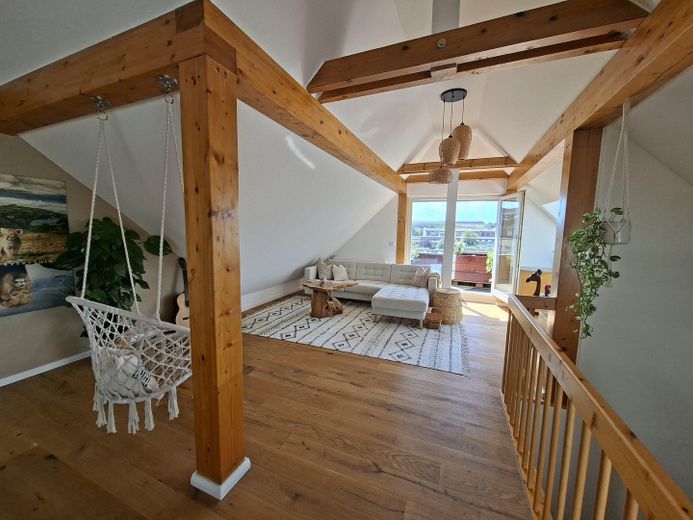 Lutherstraße: 2-Zimmer-Maisonette, fugenloses Bad, tolle Aussicht, Nobilia EBK – Wohnzimmer