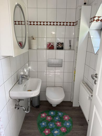Jasne wnętrza na trzech poziomach – Gäste WC