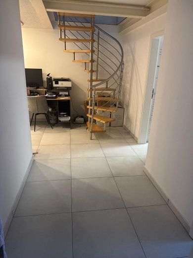 * Provisionsfrei* Vielseitig nutzbare 164 qm Wohnung auf zwei Etagen** – Treppe