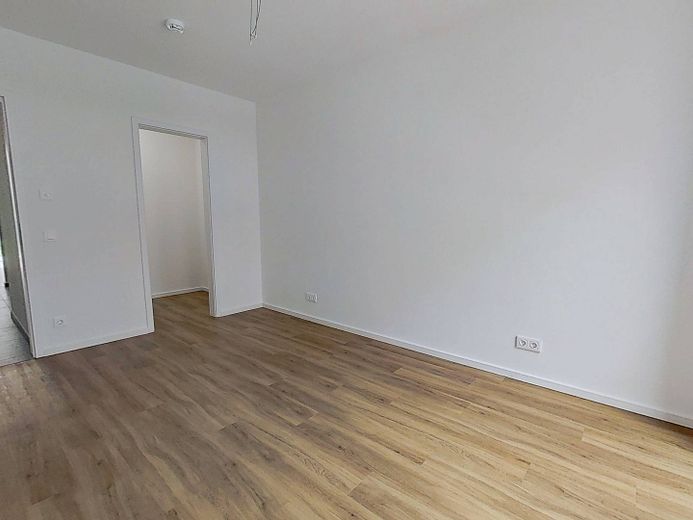 Modernes Wohnen auf zwei Ebenen: Stilvolle Maisonette-Wohnung mit eigenem Garten in Rissen – Ansicht II: Schlafzimmer II m…