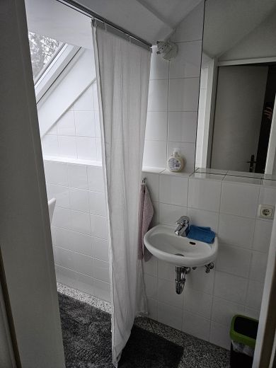 Appartamento arredato di 2 locali con balcone, posto auto TG e WLAN – ideale per expat – Gäste WC