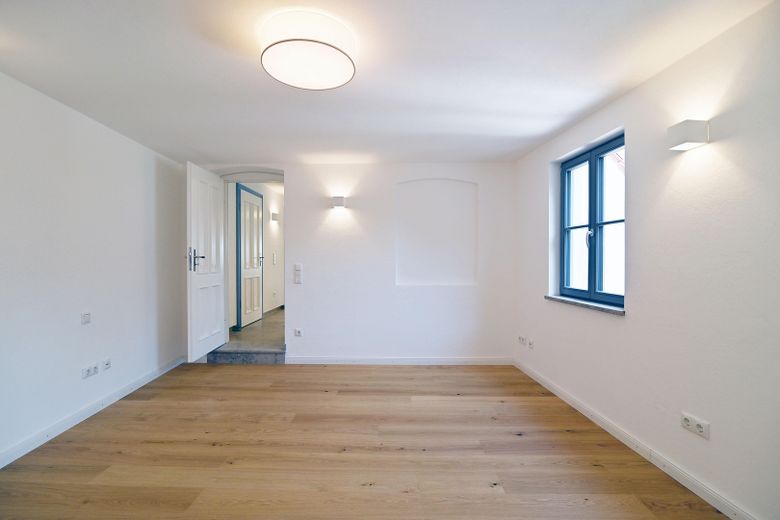Stilvoll modernisiert: 4-Zimmer-Dachgeschosswohnung in Freising mit Dachterrasse – Zimmer 1