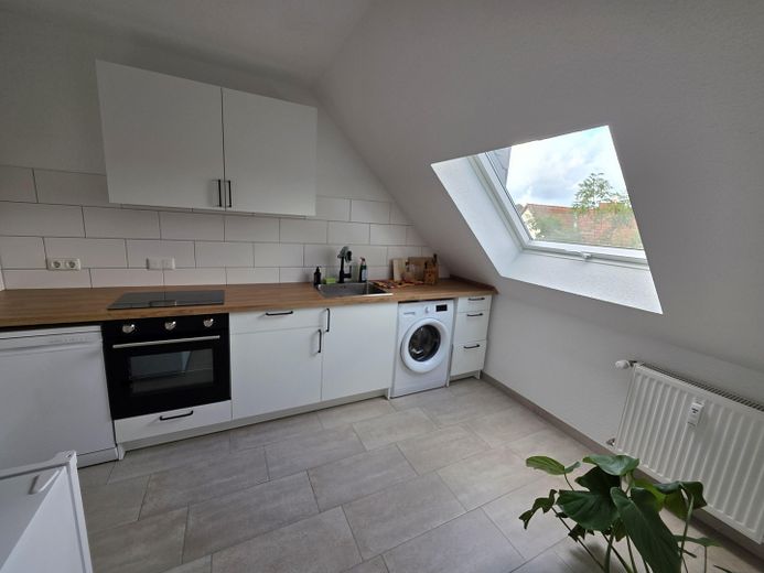 Nicht alltägliche 2,5 Raum Komfortwhg. großer Sonnenbalkon, Bad: Wanne + Dusche, Echtholzparkett – Einbauküchenübernahme möglich