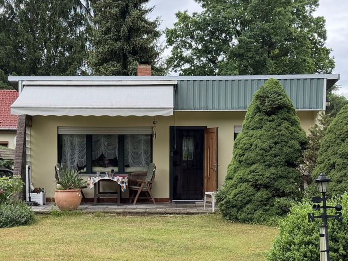 Gepflegtes Wochenendgrundstück mit Bungalow in grüner Lage – Photo 1