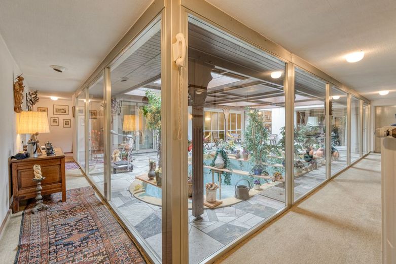 ***** Haus sucht glücklichen Bewohner, Großzügiges Domizil mit vielen Extras ***** – Flur