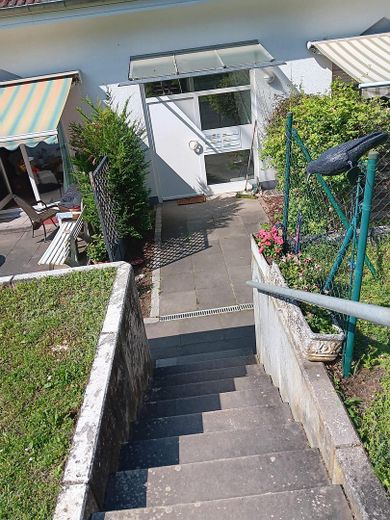 Stadtnahe, idyllische Terassen/Gartenwohnung in ruhiger Weinberglage – Weg vom Garten zur Terrasse