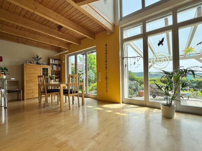 Casa d’architetto straordinaria con galleria e tecnologia energetica sostenibile in posizione soleggiata – Essbereich und Galerie