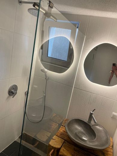 Renovierte 2,5-Zimmer Möblierte Wohnung Galerie Loft in Rottenburg – Badezimmer mit Regendusche