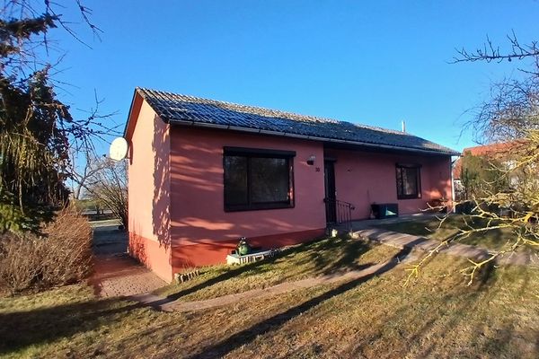 Elbe Nehri kıyısında rüya gibi, pastoral konumda müstakil ev