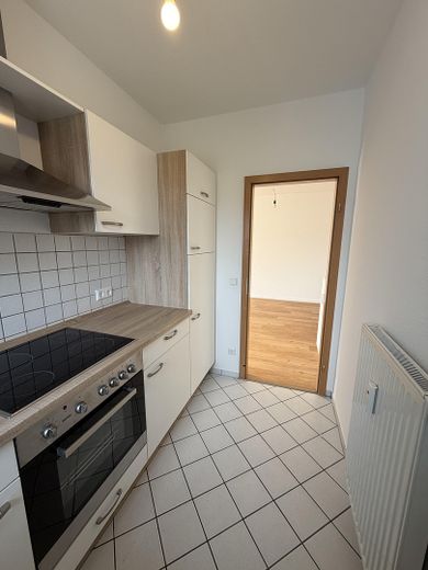 (Reserviert) Frisch renovierte 2,5-Zi.-DG-Wohnung mit Balkon & 2 Stellplätzen – provisionsfrei – Küche 2