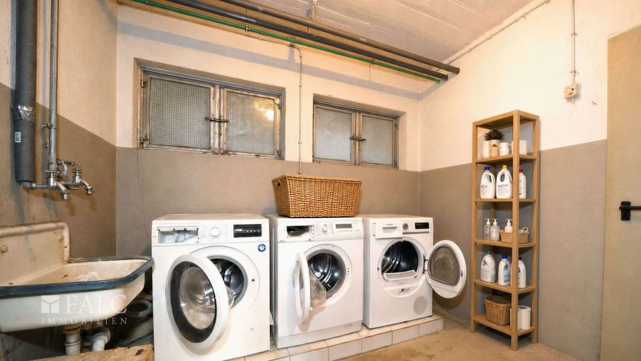 Herrlich viel Platz, Einliegerwohnung und Sauna - FALC Immobilien – Praktische Waschküche