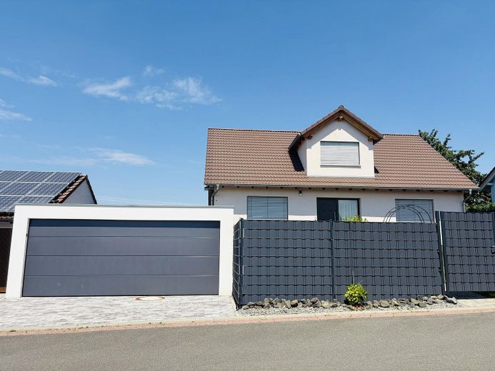 Casa unifamiliare moderna con qualità da nuova costruzione (anno di costruzione 2021), vista panoramica libera, aria condizionata e 3 posti auto in garage – Doppelgarage