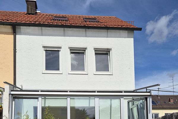 Casa a schiera di testa affascinante e modernizzata in posizione tranquilla alla periferia della città