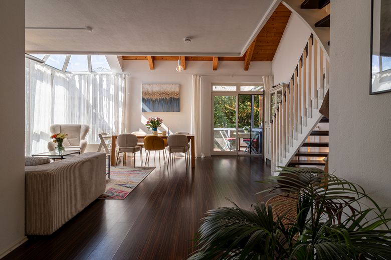 Provisievrij: 4-kam.-galerij-maisonnette, bovenste verdieping, balkon & ondergrondse garage-Geretsried-Stein – Wohnzimmer/Esszimmer 