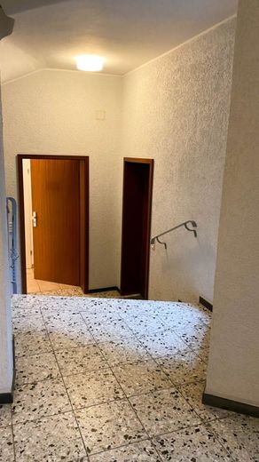 EBENERDIGE ATTRAKTIVE BÜRORÄUME IM STADTZENTRUM VON RADEVORMWALD – Treppenhaus mit Zugang zum Pkw-Stellplatz im Hof
