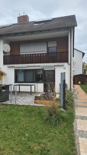 Gepflegte 6 Zimmer 152 qm DDH mit Garage und Garten in 91088 Bubenreuth – Hausansicht und Südterasse