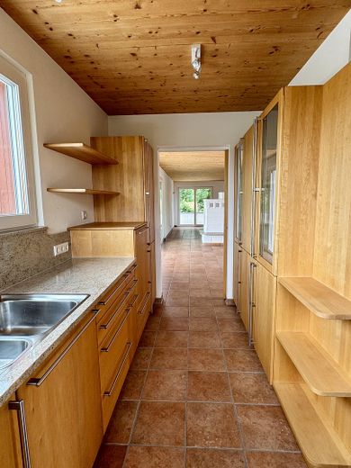 Casa unifamiliare indipendente in una posizione speciale ai margini dei campi, con ampie superfici terrazzate – Küche