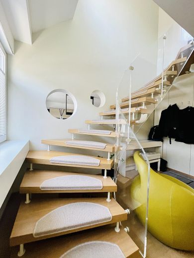Designer Maisonette-Wohnung nähe Zoopark mit Blick ins Grüne, Fussbodenheizung, Kamin, Terrasse – Treppe