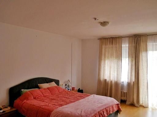 Schlafzimmer am Balkon 