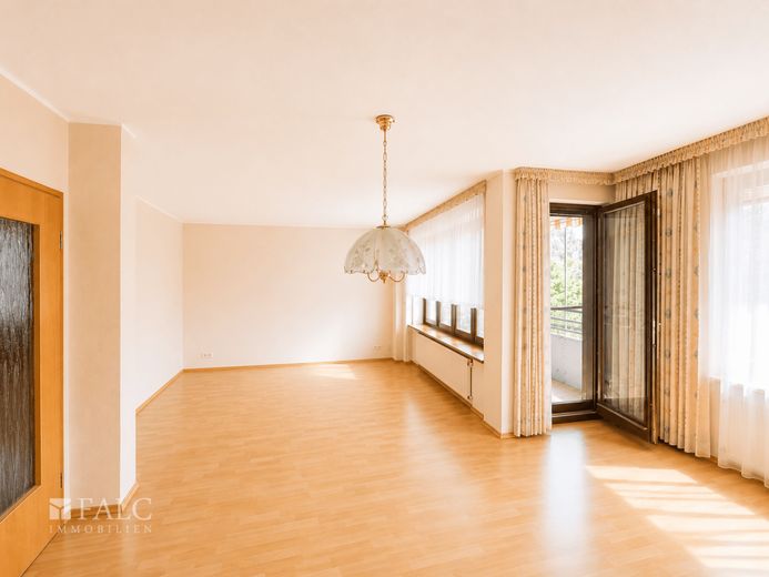 Gepflegte 2-Zimmer-ETW mit Balkon, Stellplatz und EBK - ideal für Eigennutzer und Kapitalanleger – Wohnzimmer