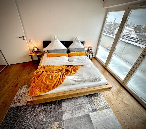 Dachgeschosswohnung mit Balkon und Terrasse – Schlafzimmer