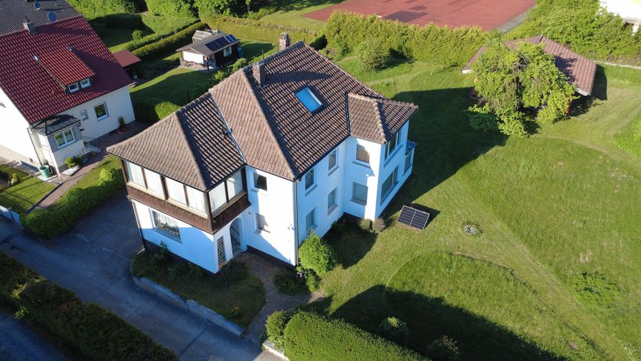 Zweifamilienhaus mit zwei Garagen auf 899qm Grundstück – Foto 1