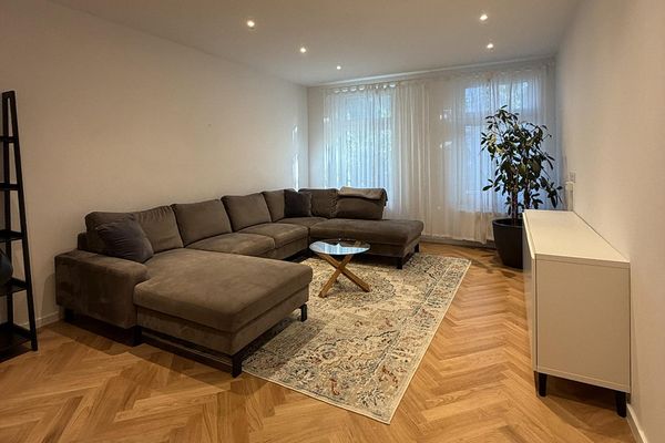 Balıksırtı parke zeminli, Berlin-Wilmersdorf’ta süreli kiralık, mobilyalı 3 odalı eski bina dairesi, 80m2