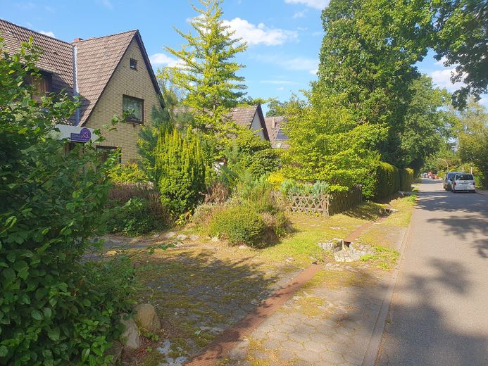 Wohnen wo Hamburg am schönsten ist Einfamilienhaus Doppelhaus Grundstück in Duvenstedt / Walddörfer – Straßenansicht