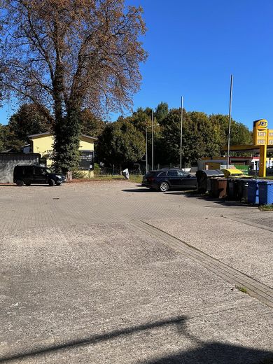 Rentables Wohn- und Geschäftshaus in guter Lage der Hansestadt Rostock – Park- und Mülltonnenstellplatz