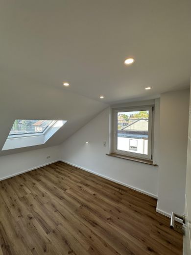 Modernes Wohnen im Erstbezug – Klimatisierte DG Wohnung mit Blick ins Grüne inklusive – Büro