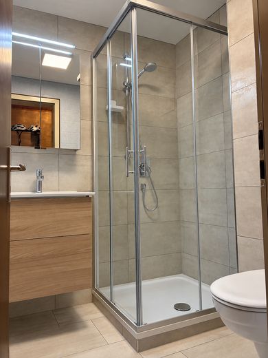 Compacta residencia en Allgäu con terraza orientada al sur y vistas a las montañas – Badezimmer